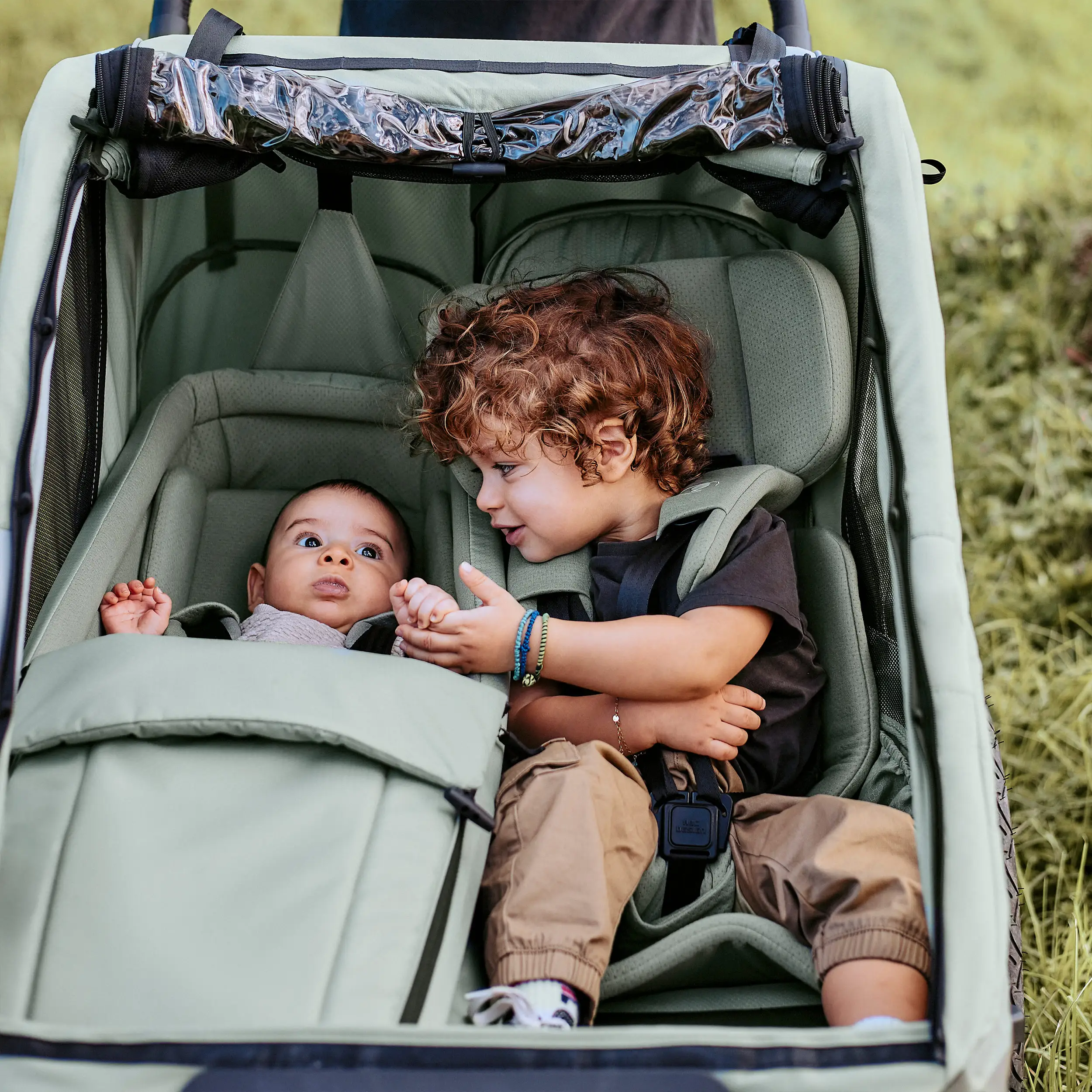 Przyczepka rowerowa Tour 2 z 2 wygodnymi fotelikami i Kołami pneumatycznymi – Olive