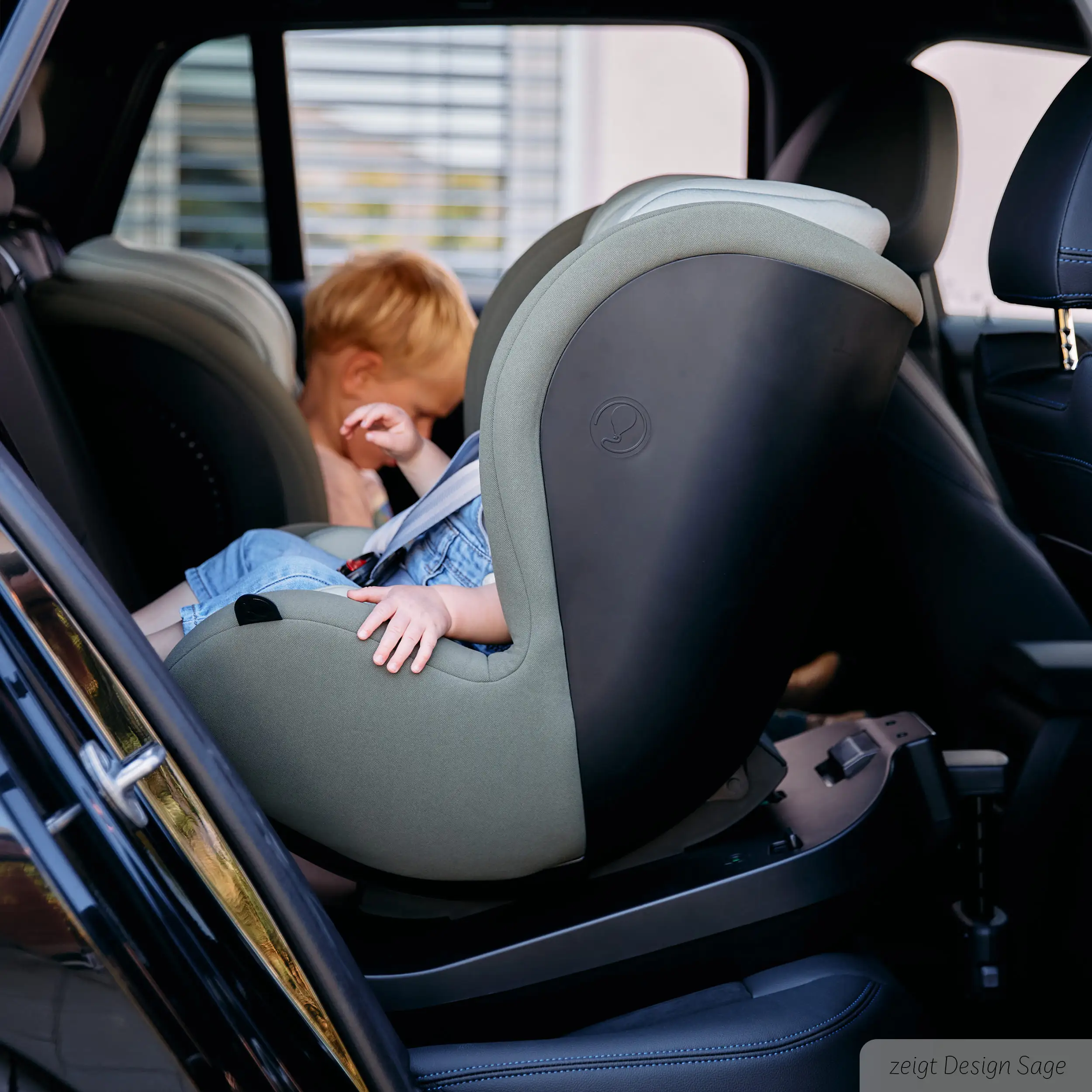 Fotelik samochodowy Lily i-Size z obrotową bazą Isofix Base Root - Black