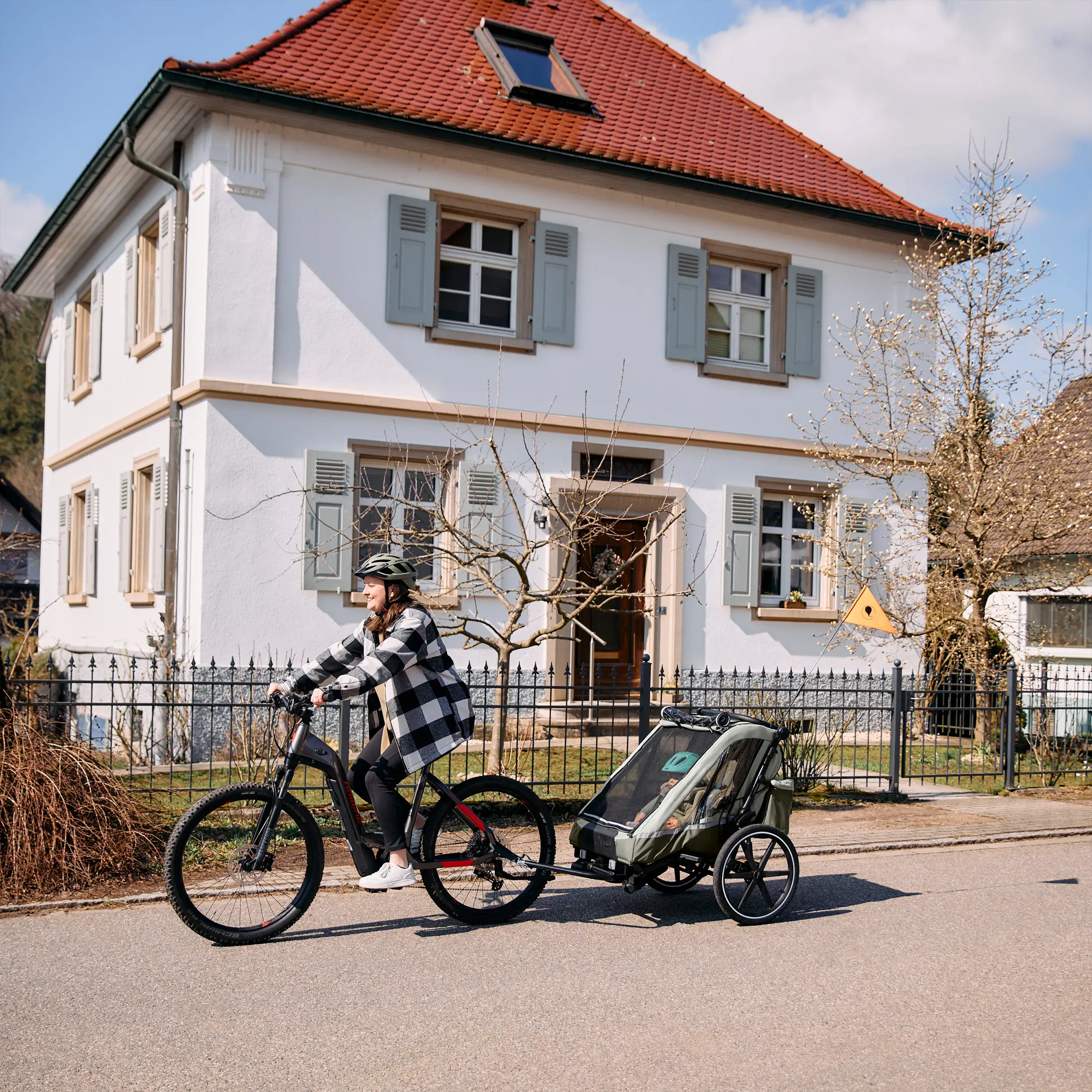 Przyczepka rowerowa Tour 2 z 2 wygodnymi fotelikami i Kołami pneumatycznymi – Olive