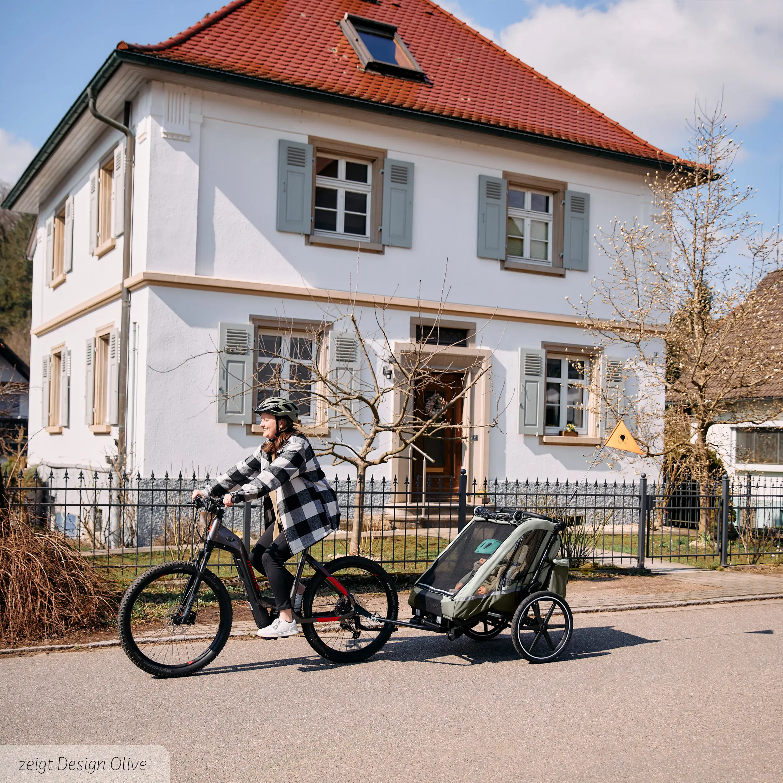 Przyczepka rowerowa Tour 2 z 2 wygodnymi fotelikami i Kołami pneumatycznymi – Falcon