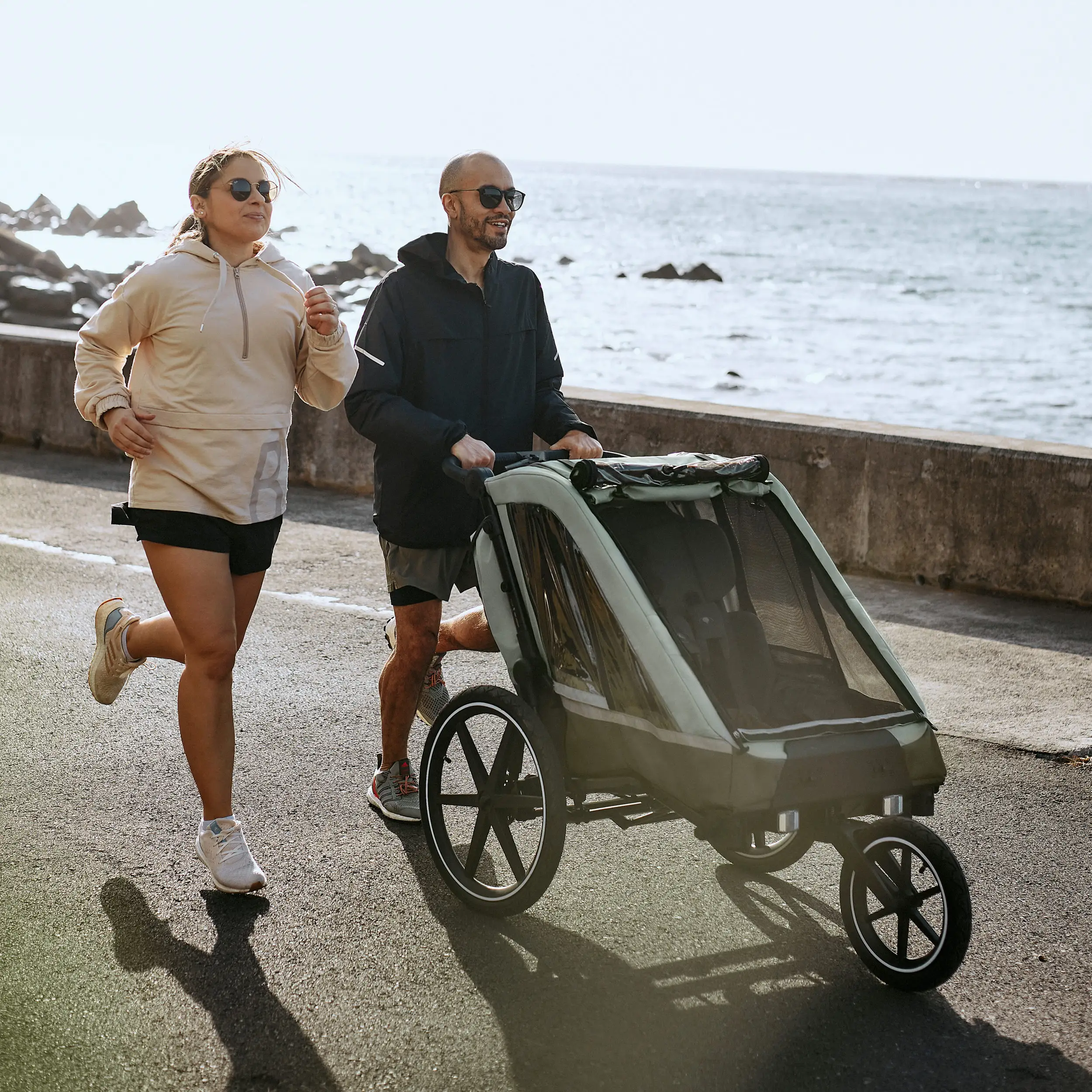 Przyczepka rowerowa Tour 2 z 2 wygodnymi fotelikami i Kołami pneumatycznymi – Olive